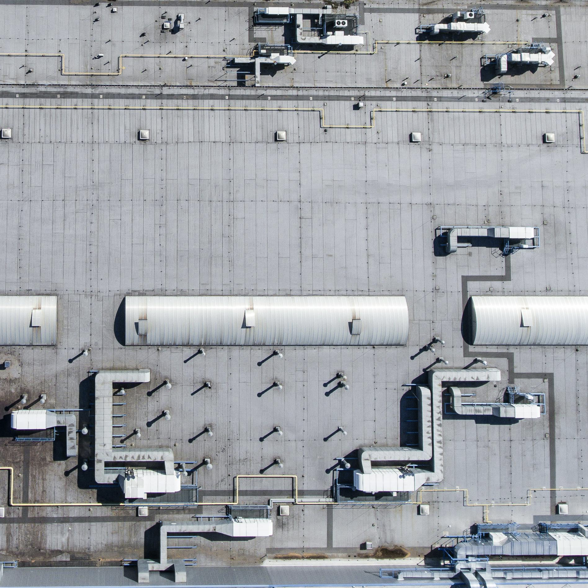 Inspekcja przemysłowa dronem – dach i elewacja budynku